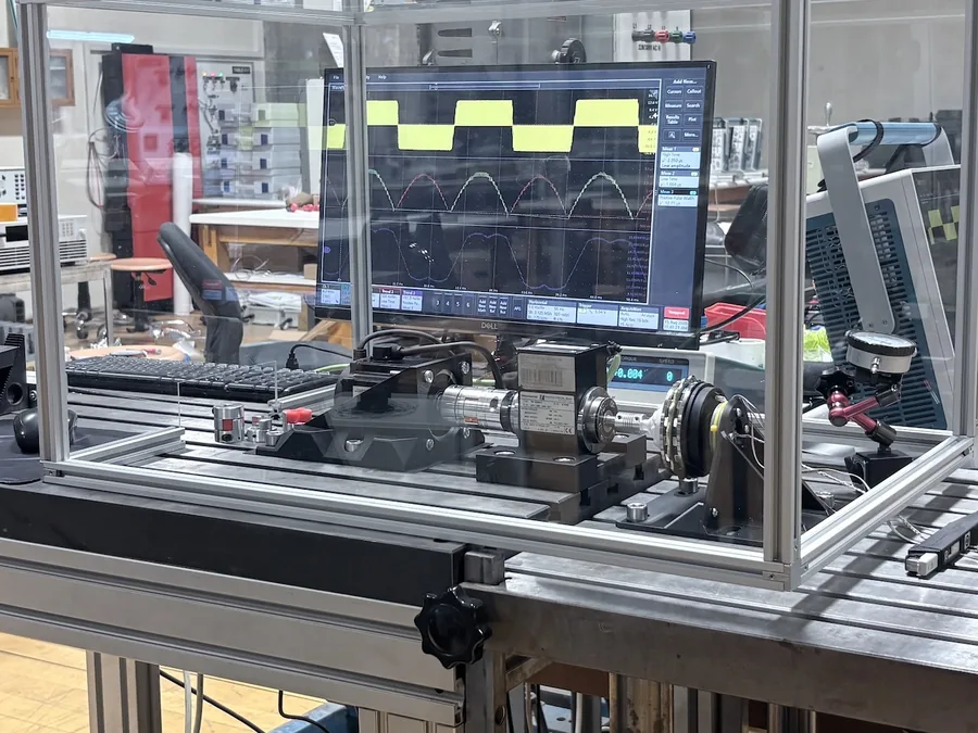 Instrumented dynamometer bench with torque transducer, oscilloscope traces and thermal camera